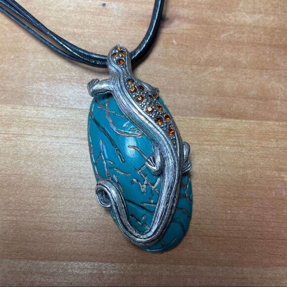 Gecko 🦎 on turquoise nugget necklace - Picture 6 of 8